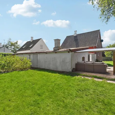 Cozy In Aakirkeby With Wifi Dom wakacyjny